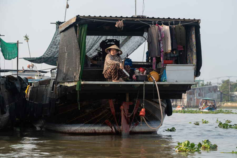 Vendeuse sur son bateau au marché flottant de Cai Rang à Can Tho