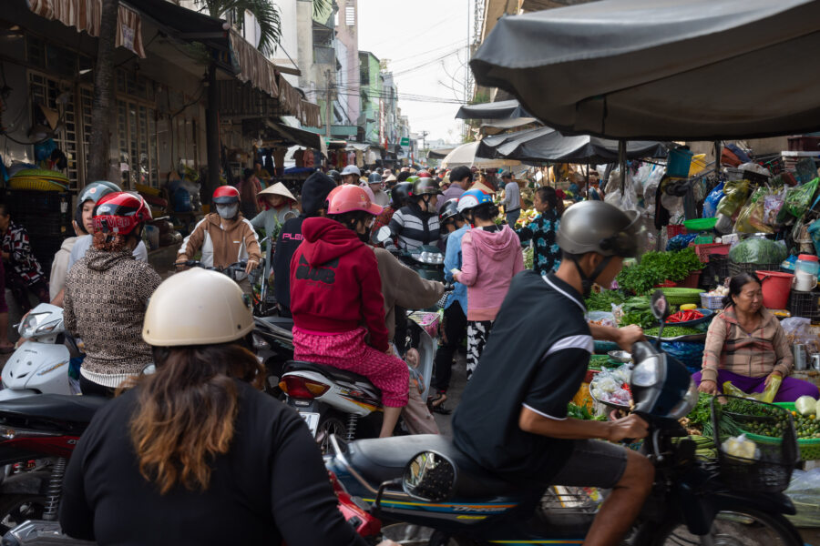 Marché terrestre de Cai Rang au milieu des scooters