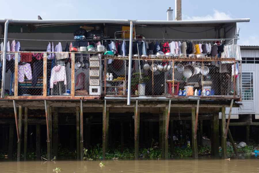 Maison sur pilotis sur le fleuve du Mékong au Vietnam