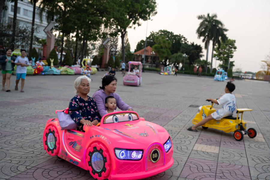 Voiturettes électriques sur la place de Vinh Long, Vietnam