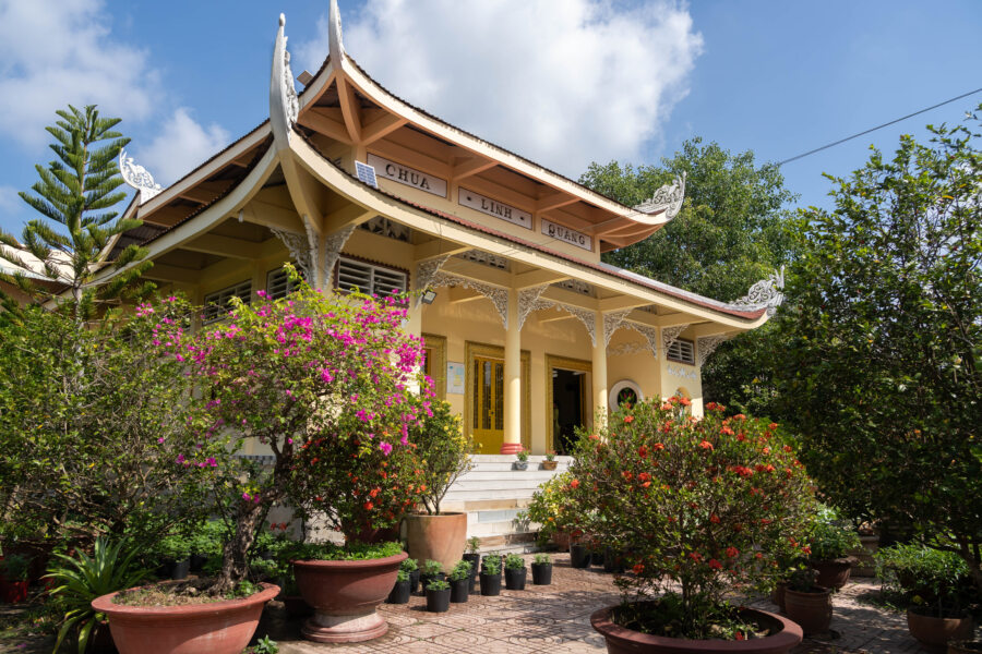 Temple sur la route dans le delta du Mékong