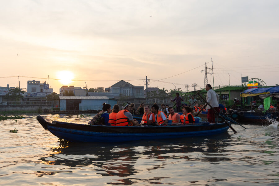 Touristes au marché flottant de Cai Rang, Can Tho, sur le Mékong