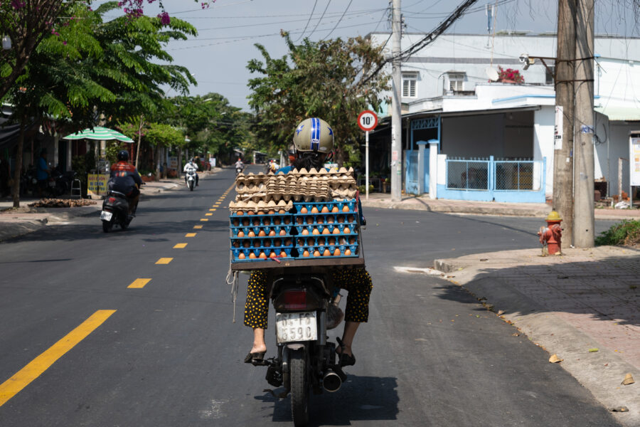 Transport d'oeufs sur un scooter au Vietnam