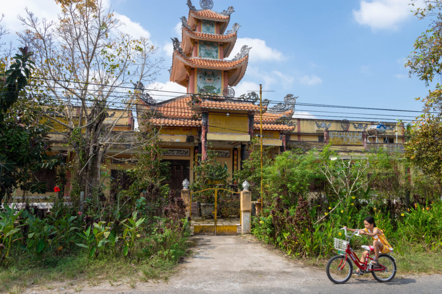 Vélo et temple dans le delta du Mékong à Vinh Long