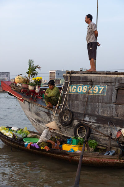 Vendeurs de légumes sur leur bateau, marché flottant de Cai Rang