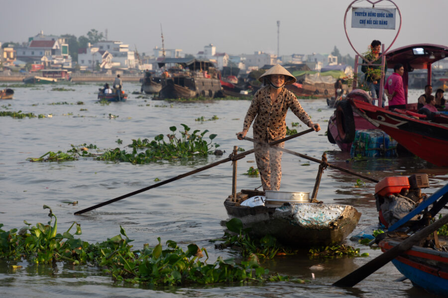 Vendeuse de petits déjeuners au marché flottant de Can Tho