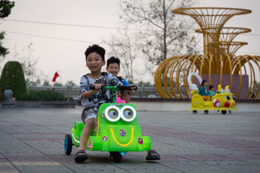 Enfants sur des voiturettes à Vinh Long, voyage au Vietnam