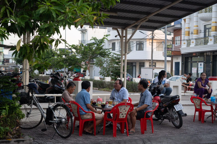 Amis au café à Chau Doc, Vietnam