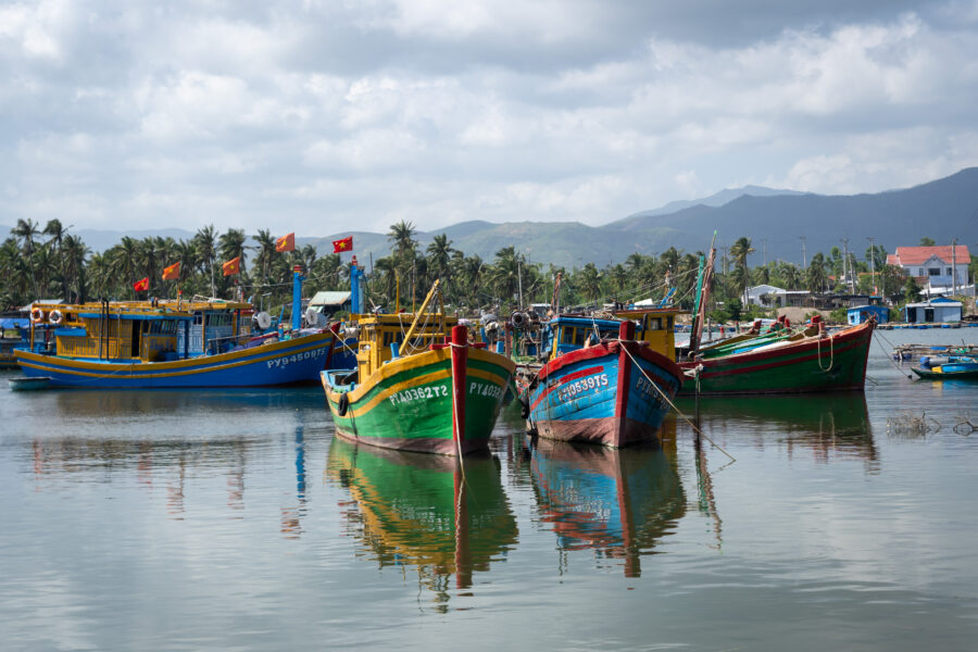 Bateaux près de Song Cau, voyage au sud du Vietnam