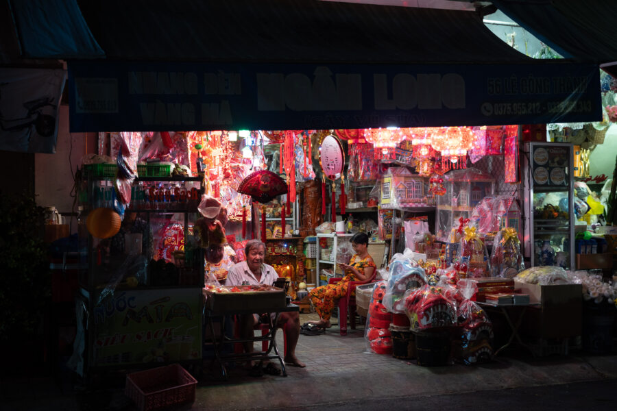 Boutique de décoration pour Têt à Chau Doc, de nuit