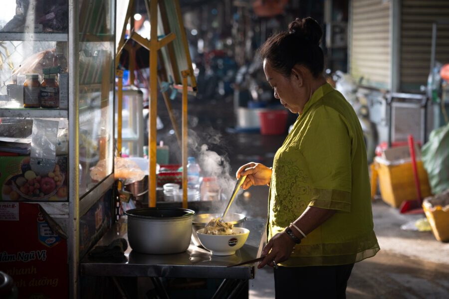 Stand de nourriture au marché de Chau Doc, Mékong, Vietnam