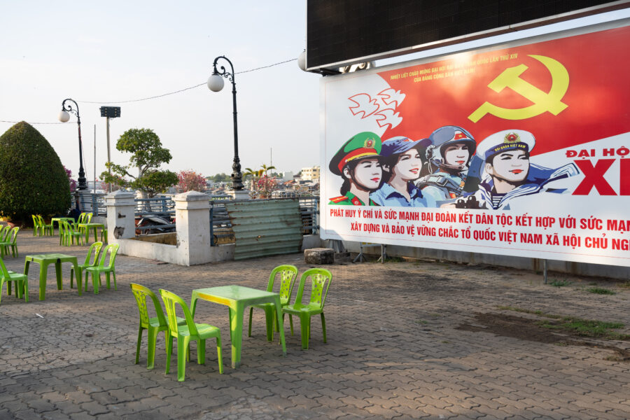 Communisme et petites chaises à Chau Doc, Vietnam