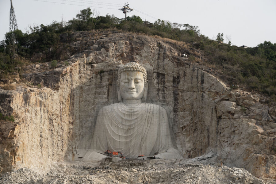 Bouddha en construction dans la colline de Nui Sam