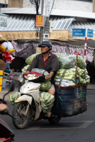 Légumes chargés sur un scooter à Chau Doc