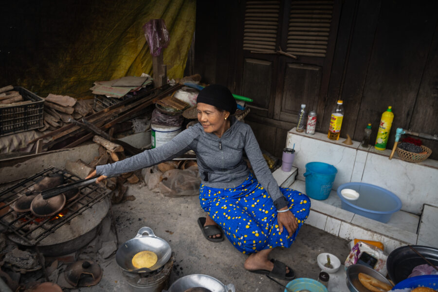 Cuisinière de gâteaux, village Cham près de Chau Doc