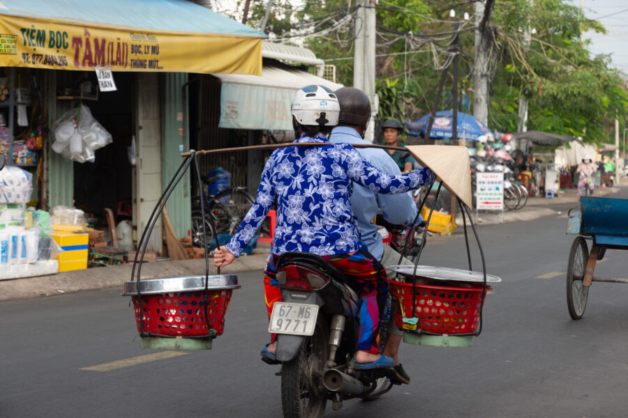 Equilibriste à scooter à la sortie du marché de Chau Doc