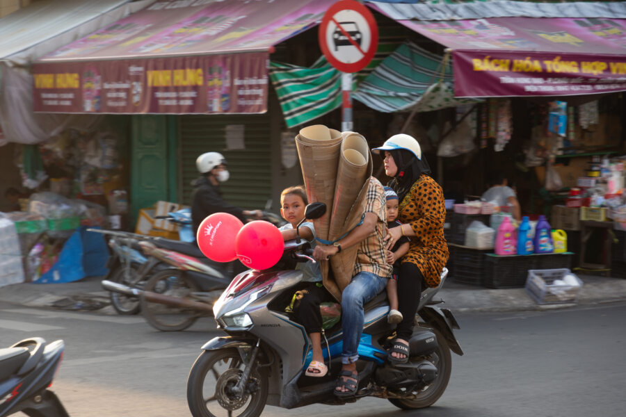 Famille sur un scooter à Chau Doc au Vietnam