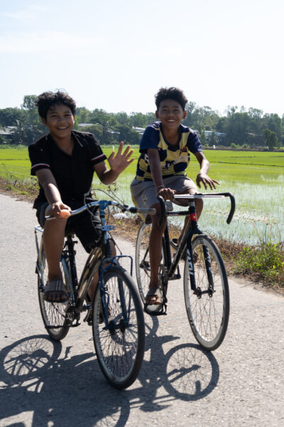 Jeunes cyclistes dans le delta du Mékong