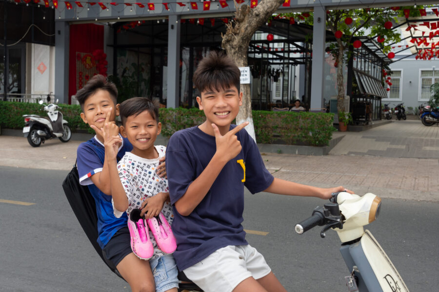 Jeunes vietnamiens en scooter à Tan Chau, Vietnam