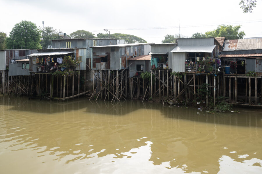 Maisons sur pilotis, village cham au bord de la rivière à Chau Doc