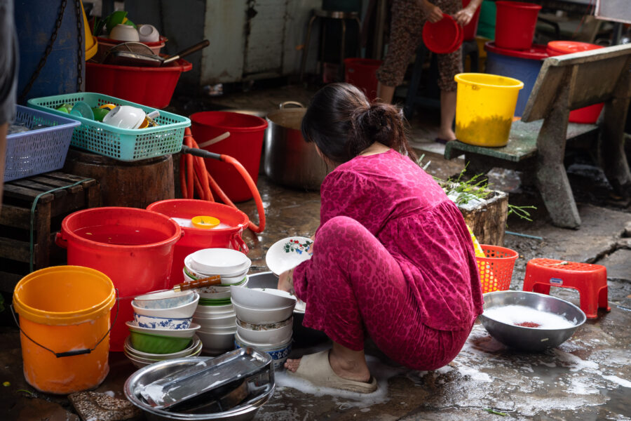 Marché de Tan Chau, vaisselle au sol