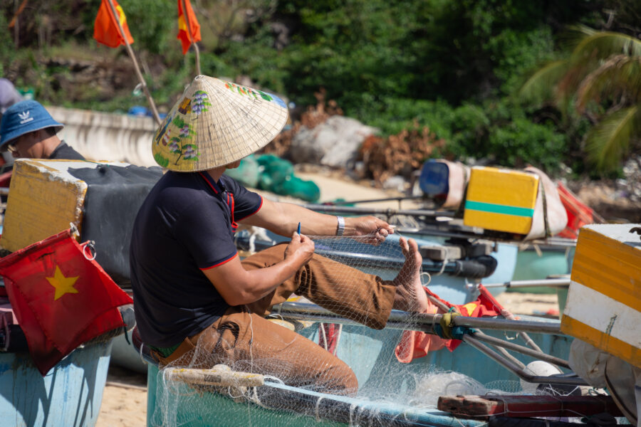 Pêcheur et filet à Song Cau, sud du Vietnam