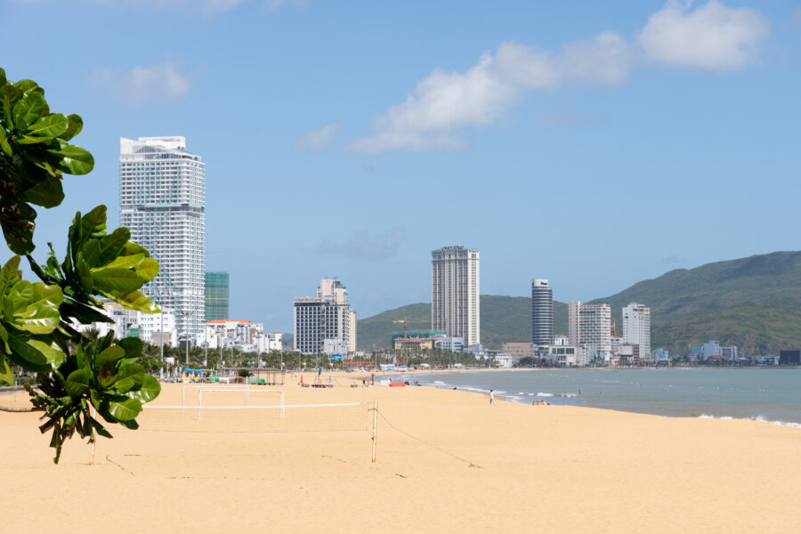 Plage de Quy Nhon avec immeubles, sud du Vietnam