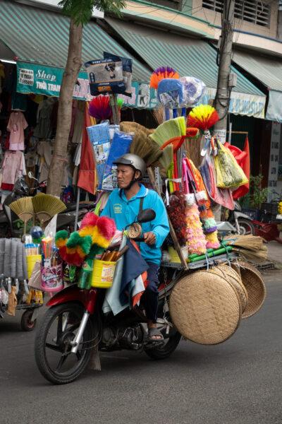 Vendeur de balais à scooter, Tan Chau, Vietnam
