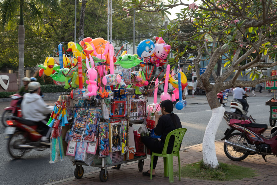 Vendeuse ambulante de jouets à Chau Doc, delta du Mékong
