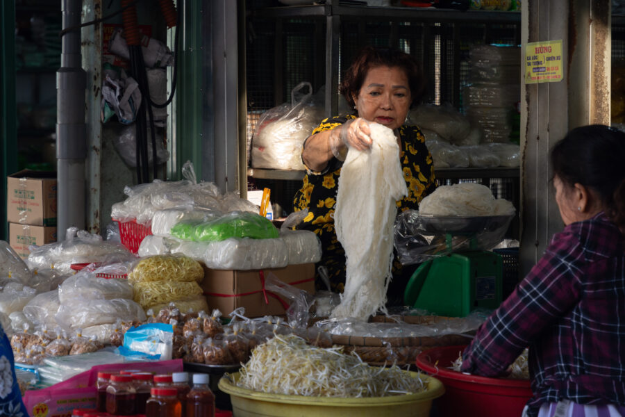 Vendeuse de nouilles au marché de Chau Doc, Delta du Mékong